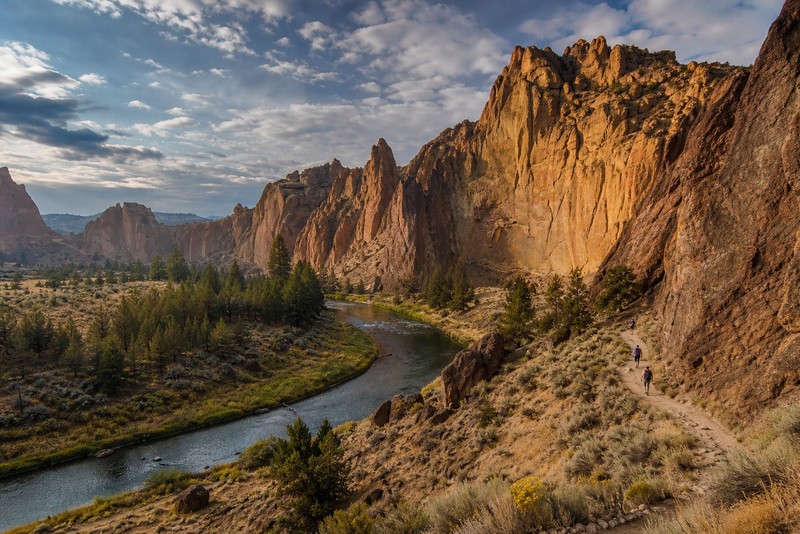Smith Rock cliffs above the Crooked River north of Bend