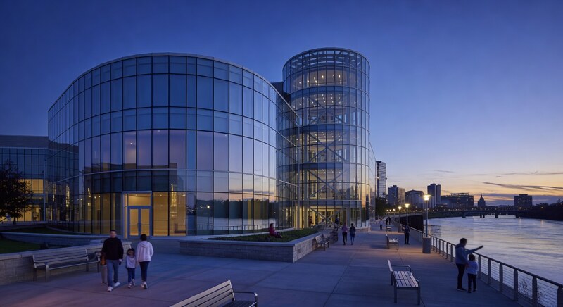 Chattanooga Aquarium and riverfront evening