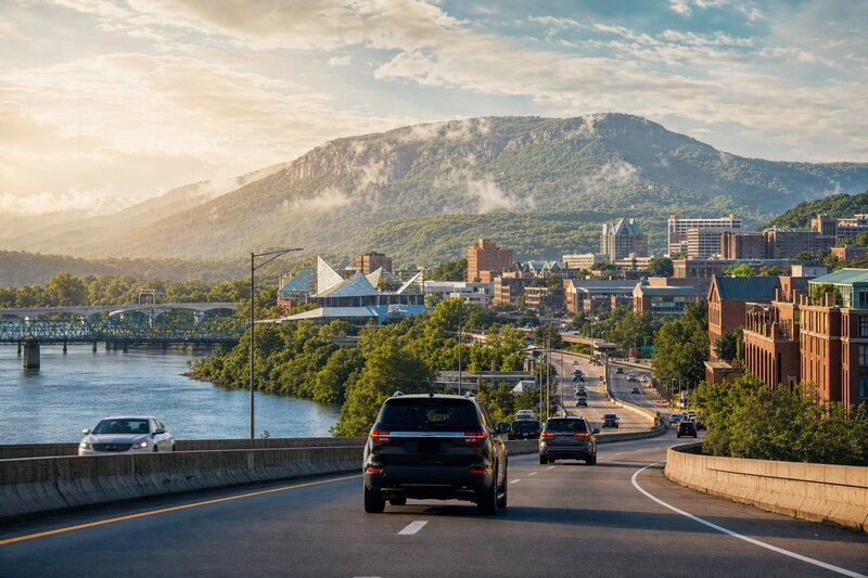 Road arriving toward Chattanooga and the Tennessee River