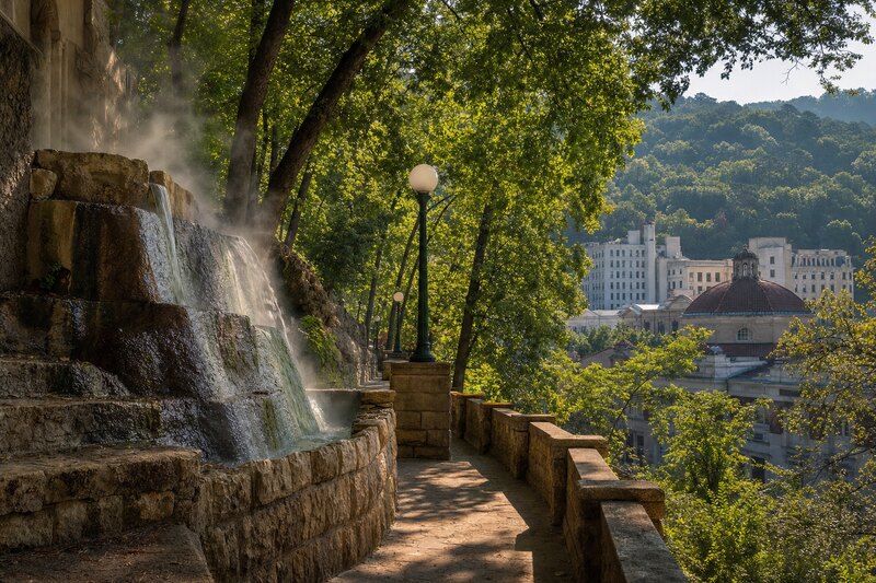 Illustrated thermal-water and promenade context in Hot Springs