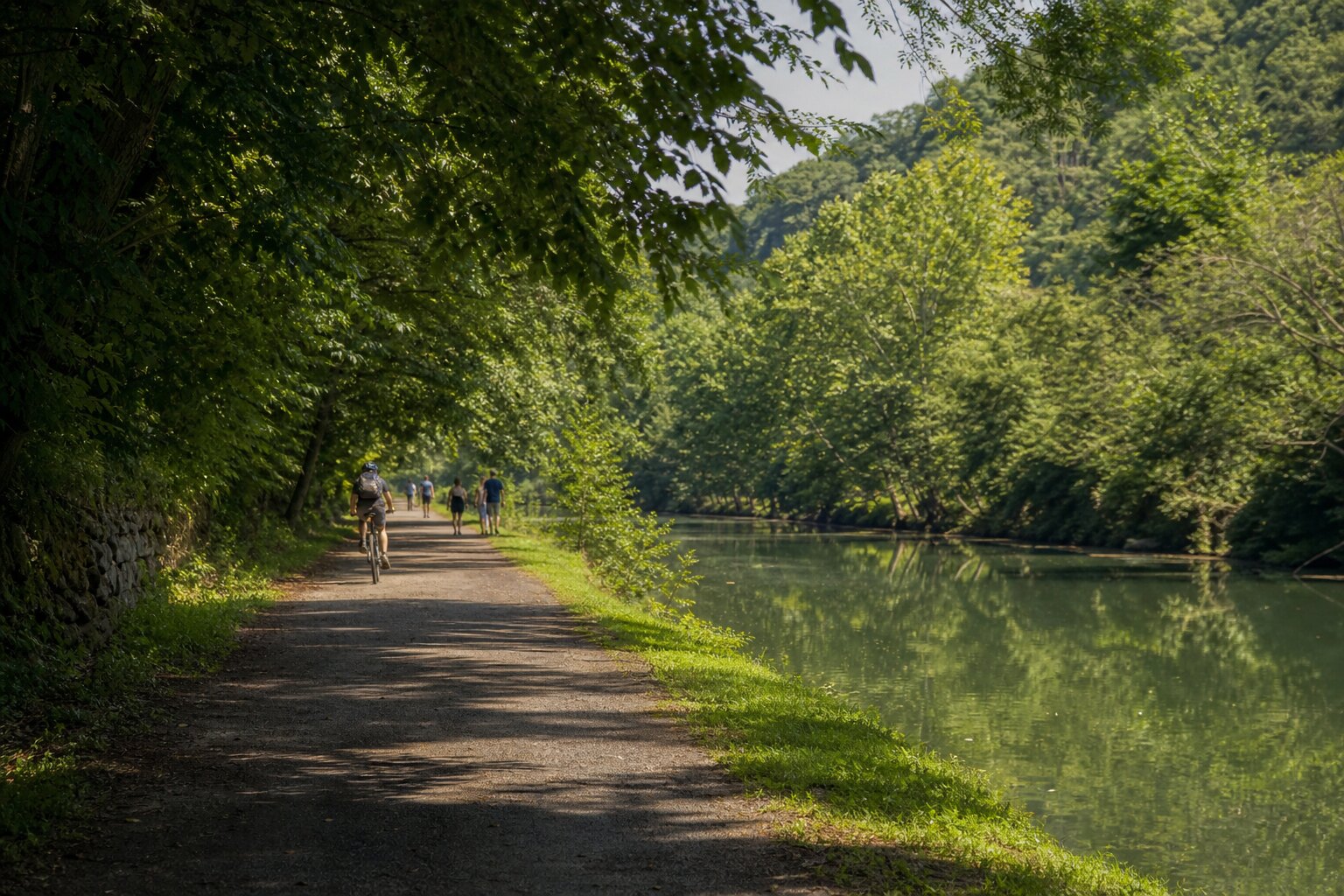 New Hope canal towpath and river-town walk