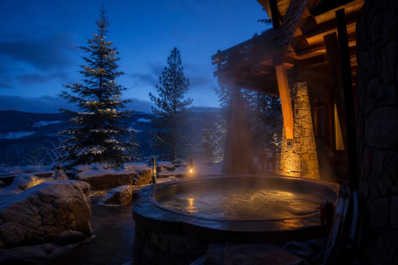 Snowy outdoor hot tub at a Whitefish mountain lodge